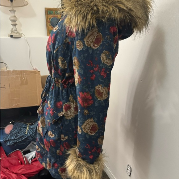 SOLD ! Gorgeous floral faux fur coat - Picture 3 of 3